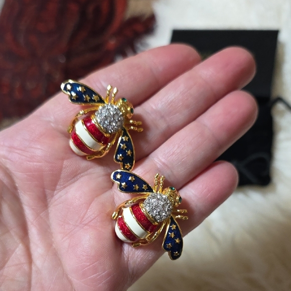 Joan Rivers Patriotic Bee Brooches - Red, White, Blue, Gold - Picture 4 of 7
